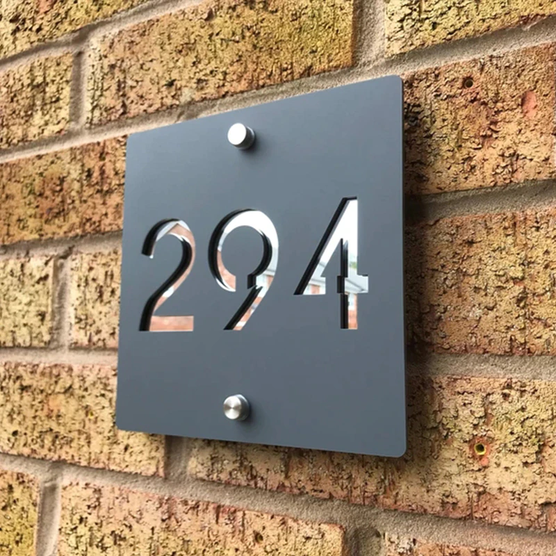 Panneau et plaque de numéro de maison