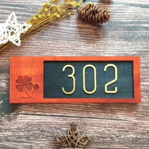 Plaque numéro maison en bois orange